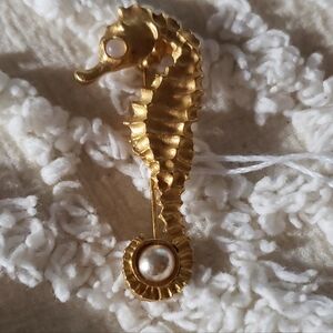 Source Unknown Gold Seahorse Brooch pin with Pearls